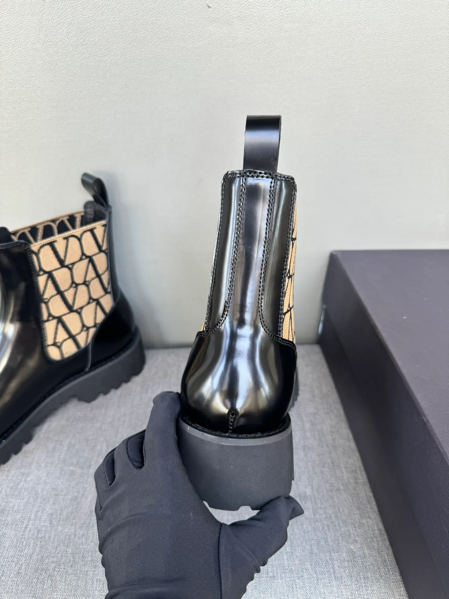 [Valentino] Top P: 1000💰 Size: Men 39-44 (45 customized) Valentino VLTN casual shoes 2025 latest winter series, original 1:1 development Casual men's leather shoes Made with heavy investment, shoes and boots are made of imported cowhide that is not easy to deform, black cowhide lining, original foam outsole, black open edge beads, black suede, brown suede Factory craftsmanship, perfect products are only prepared for you who know taste! Any comparison is welcome!